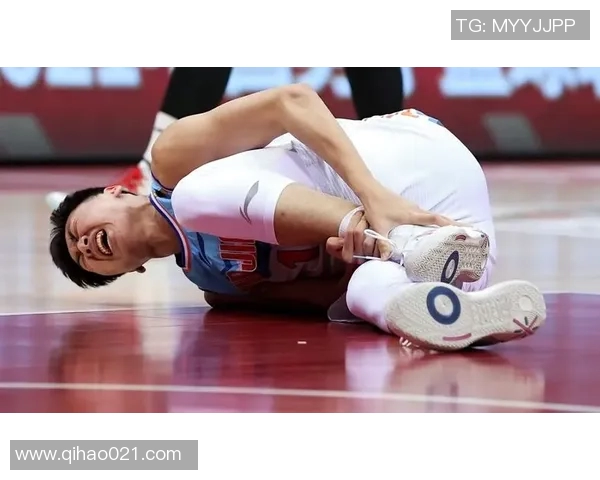 足球明星意外受伤瞬间真实图片揭示运动风险与挑战 足球明星意外受伤瞬间真实图片揭示运动风险与挑战